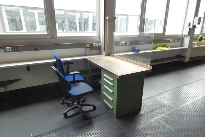 Werkbank mit 2x Bürostuhl